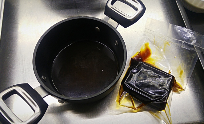 La preparazione del fondo bruno è molto lunga e rende questa salsa un ingrediente davvero molto prezioso. Una volta pronto lo si conserva per qualche giorno in frigorifero oppure diverso tempo in freeszer, magari sottovuoto.